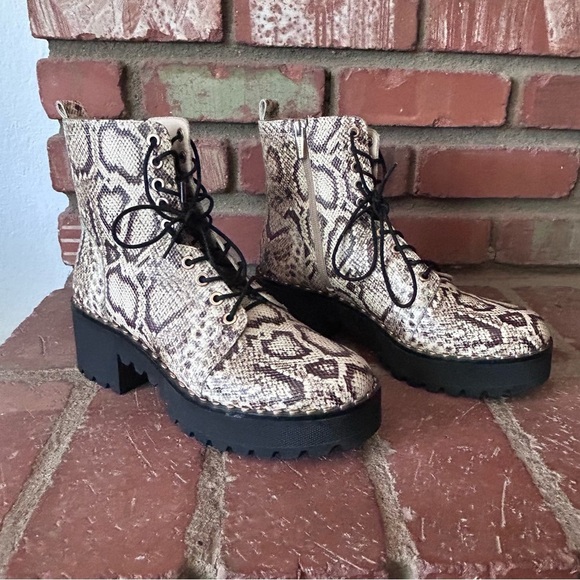 Vince Camuto Mecale Embellished Snakeskin Leather Combat Lace Up Boots Sz 9.5 - Picture 1 of 11